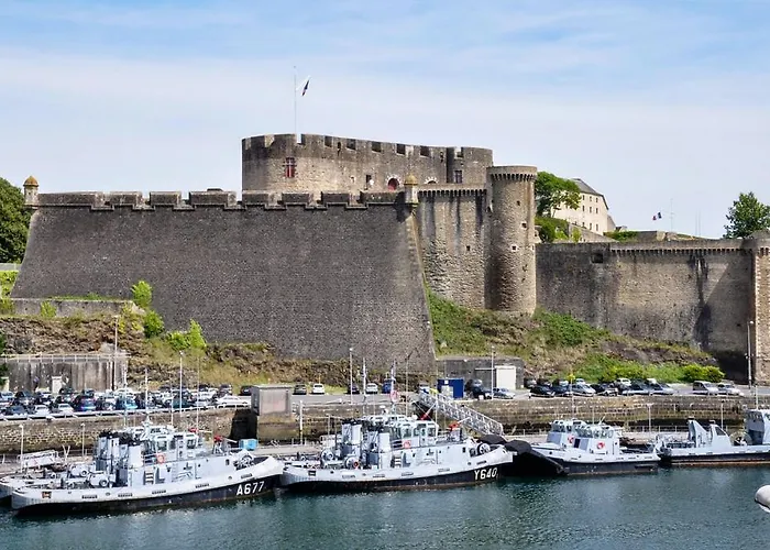 Calme Au Cœur De Brest, Vue Sur La Rade