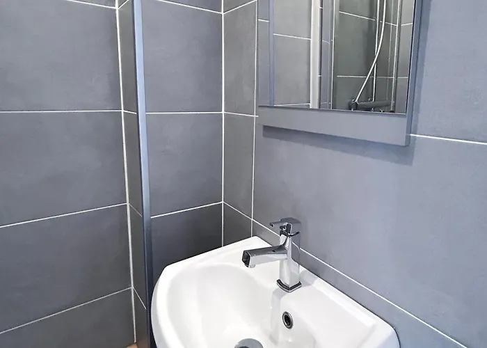 Calme Au Cœur De Brest, Vue Sur La Rade